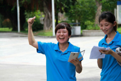 大成精密测厚仪公司裁判员周老师为同事大气加油