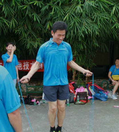 大成精密设备公司张总练习跳绳